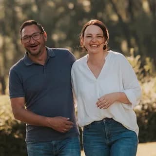 Dominik und Sabrina von Wienen Media auf einer Wiese im Abendlicht