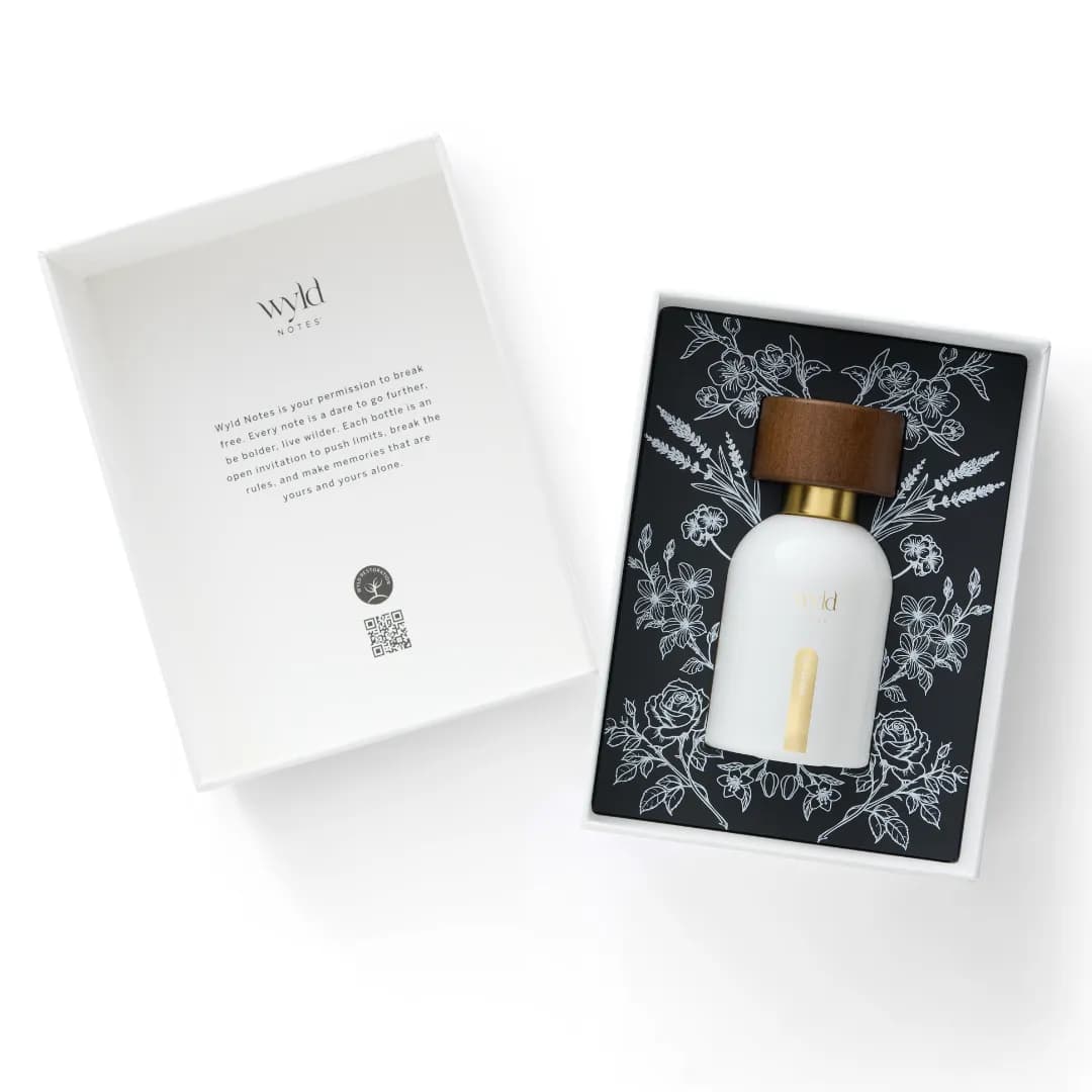 White Lie von Wyld Notes neben der geöffneten Geschenkschachtel